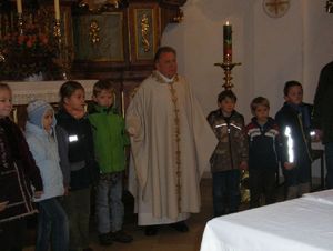 P. Josxef Schwemmer feiert mit Kindern einen Missionsgottesdienst