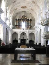 Blick in den Kirchenraum. Westfenster und Orgel.