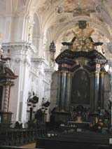 Der Hochaltar ist der zentrale Blickfang des Kirchenraumes.