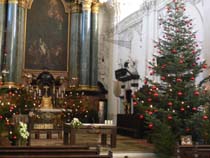 An Weihnachten ziert ein sieben Meter hoher Christbaum den Chorraum.