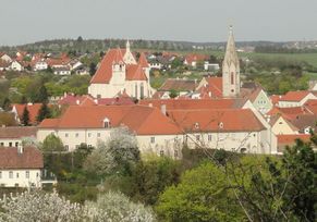 Blick vom Vitusberg auf die Stadt Eggenburg. Im Vordergrund die mittelalterliche Stadtmauer mit dem Kloster und der Klosterkirche, im Hintergrund die Stadtpfarrkirche St. Stephan.