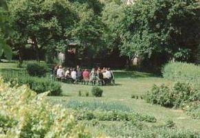 Die Jugendlichen des K-Hauses nutzen den Garten tagsüber zu Gruppenarbeiten oder zum Sport, abens auch als Lagerfeuerplatz.