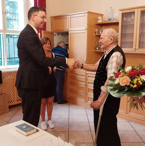 Bezirksvorsteher Mag. Markus Figl überbringt Pater Anton Kendöl der Glückwünsche der Stadt Wien