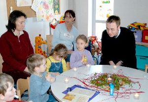 P. Martin Leitgöb im Gespräch mit Kindern und deren Eltern