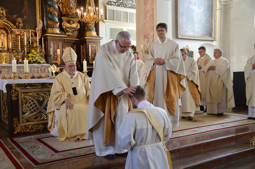 Alle anwesenden Priester legen dem Kandidaten die Hände auf (© P. Josef Steinle)